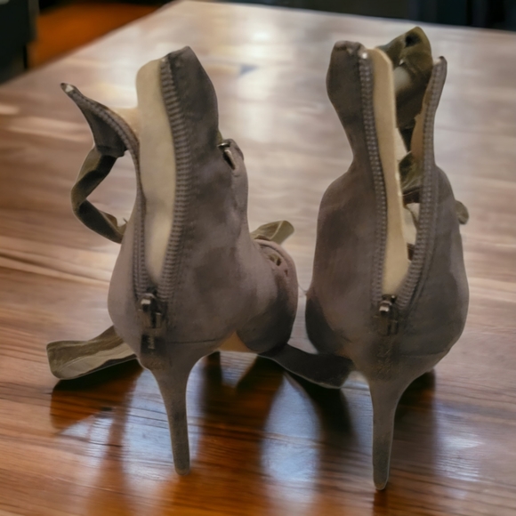 GREY HEELS - Picture 2 of 3